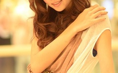 李诞与美女街头亲密互动